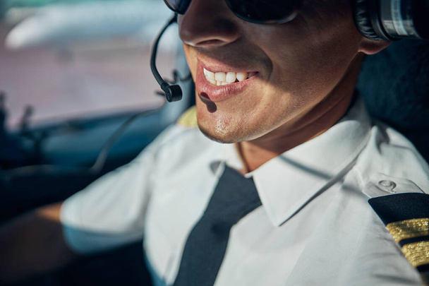 Usmívající se mladý pilot si užívá své práce na obloze - Fotografie, Obrázek