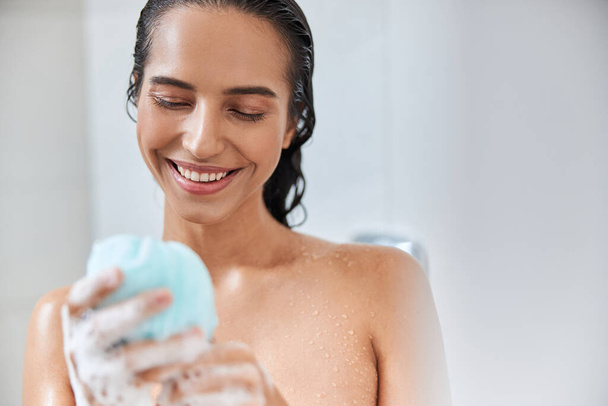 Joyful jovem mulher segurando banho loofah esponja - Foto, Imagem