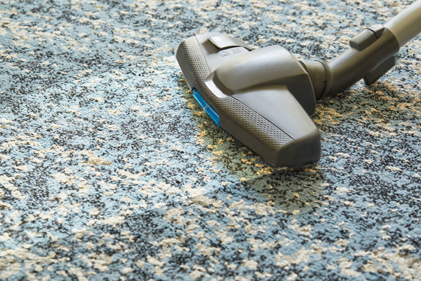 Eliminar la suciedad de la alfombra con una aspiradora en el interior. - Foto, imagen