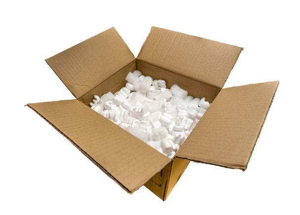 Una caja de cartón con embalaje de relleno Cacahuetes
 - Foto, imagen
