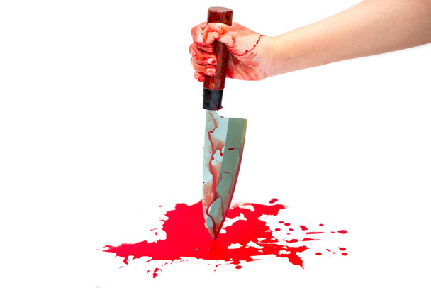 Cuchillo sangriento en la mano de la señora sobre fondo blanco, concepto de Halloween violencia social - Foto, Imagen