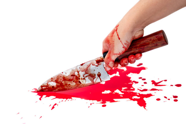 Veitsi verinen naisen kädessä valkoisella taustalla, Sosiaalinen väkivalta Halloween käsite - Valokuva, kuva