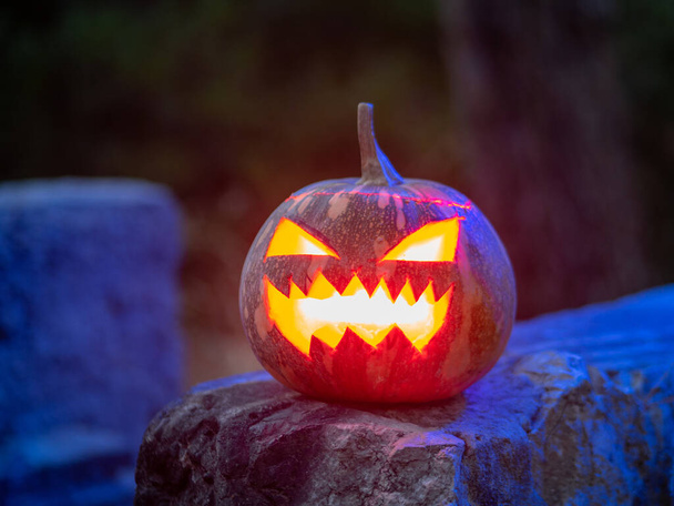 A closeup shot of a scary pumpkin lighten from the inside for a Halloween party - Foto, Bild