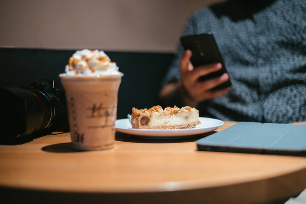 A shallow focus shot of a young male with a tablet a cafe - Foto, Bild