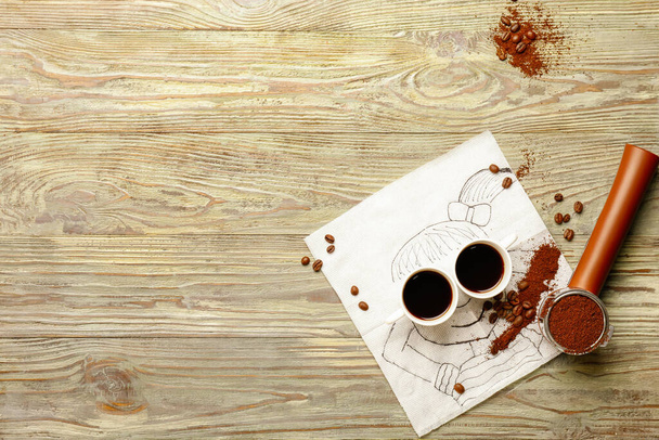 Composizione creativa con polvere di caffè e tazze su sfondo in legno - Foto, immagini