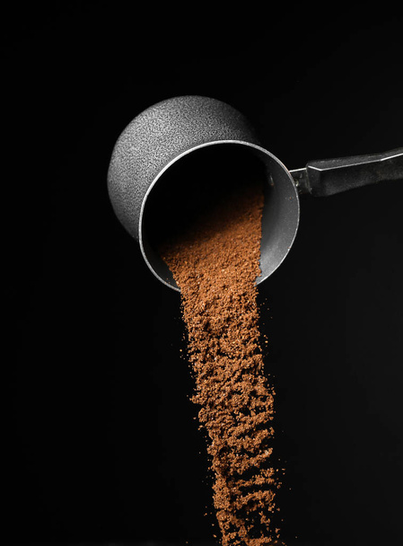 Pot avec poudre de café sur fond sombre - Photo, image