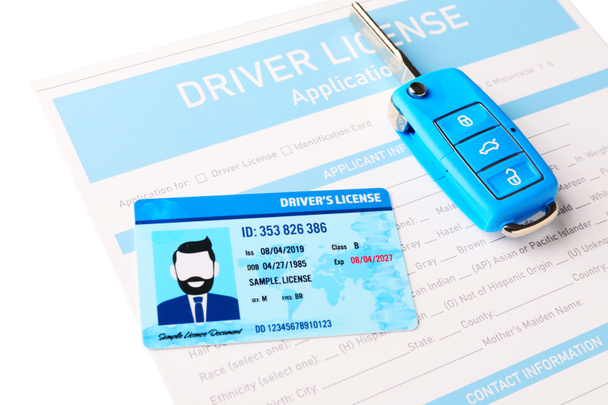 Řidičský průkaz s formulářem žádosti a klíčem od auta na bílém pozadí, detailní záběr - Fotografie, Obrázek