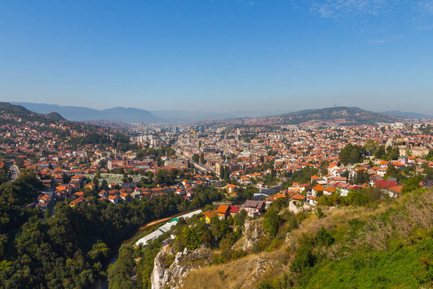 Tepeden Saraybosna 'nın panoramik manzarası. Bosna-Hersek - Fotoğraf, Görsel