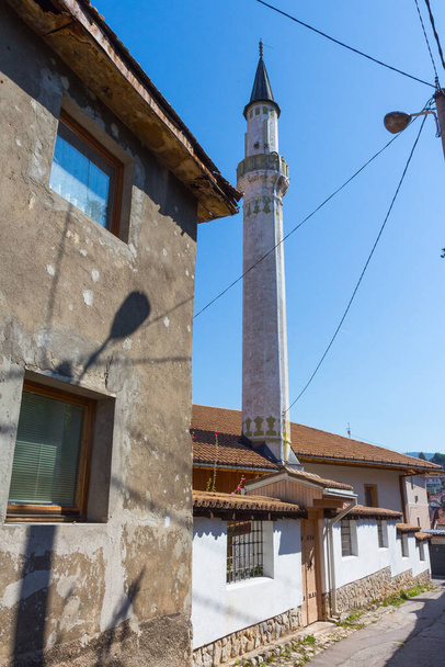 Vue d'une ancienne mosquée dans le quartier historique de Sarajevo. Bosnie-Herzégovine - Photo, image