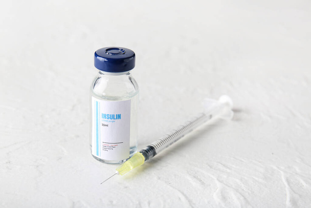 Flacone di insulina con siringa su fondo bianco. Concetto di diabete - Foto, immagini