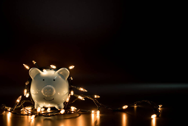 Piggy Bank z imprezowym światłem, zorganizować imprezę na imprezę udało się zaoszczędzić pieniądze do wykorzystania na różnych festiwalach. - Zdjęcie, obraz