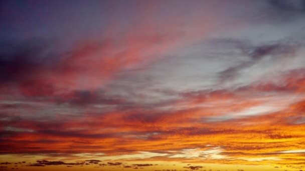 Rot orangefarbener Sonnenuntergangshimmel mit wolkenroter orangefarbener Wolkenlandschaft.Video 4k - Filmmaterial, Video