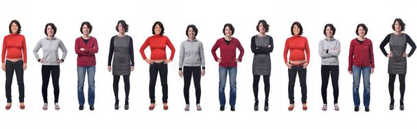 grupo longo de fotos da mesma mulher em roupas diferentes e também grávida no fundo branco - Foto, Imagem