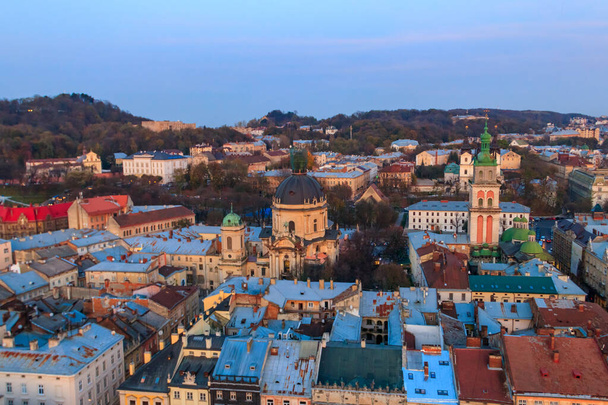 Dominik katedrali, varsayım kilisesi ve Ukrayna 'nın tarihi merkezi. Fildişi şehir manzarası. Lviv Belediye Binası 'ndan görüntü - Fotoğraf, Görsel