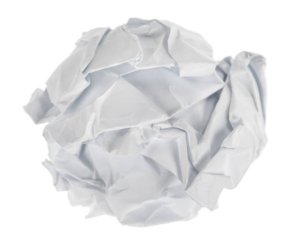 Смятая бумажная коробка, изолированная на белом фоне, вырезающая дорожку. Ошибка на листе бумаги - Фото, изображение