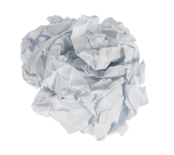 Poupée de papier froissé isolée sur fond blanc chemin de coupe. Pièce de papier vissée - Photo, image