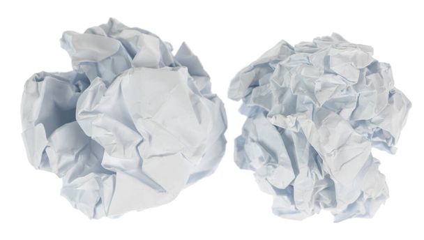 Boll de papel enrugado isolado no caminho de recorte de fundo branco. Pedaço de papel estragado - Foto, Imagem