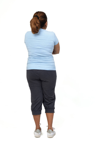 visão traseira de uma mulher em fundo branco, braços cruzados - Foto, Imagem