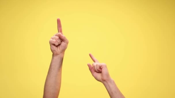 twee armen wijzen omhoog, dansen en vieren succes op gele achtergrond - Video