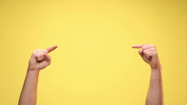 twee armen die naar elkaar wijzen op een gele achtergrond - Video