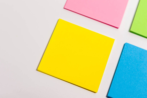 Hojas de papel de diferentes colores se disponen en diagonal. - Foto, Imagen