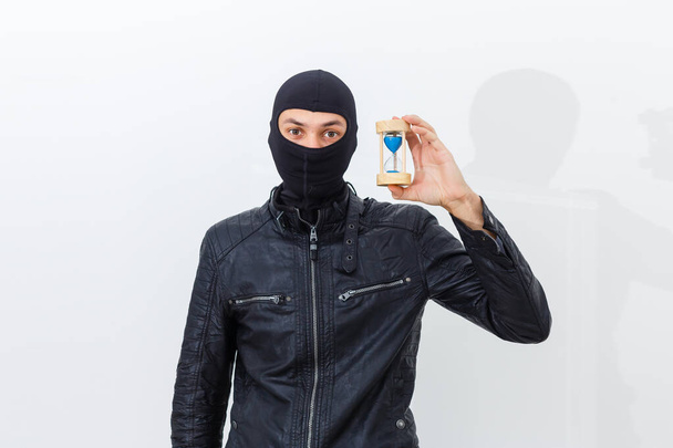 um ladrão usando uma máscara de esqui - Foto, Imagem
