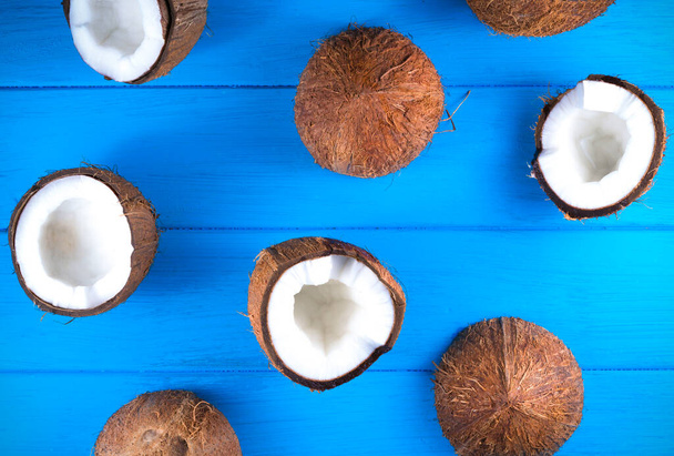 全体のココナッツとターコイズブルーの木製の表面上の作品のトップビュー - 写真・画像