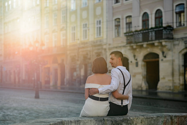 Schönes stilvolles Paar bei einem Date auf den Straßen der Altstadt. - Foto, Bild