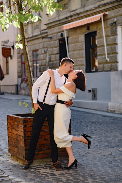 Beautiful stylish couple on a date on the streets in the old city. - Foto, Imagen