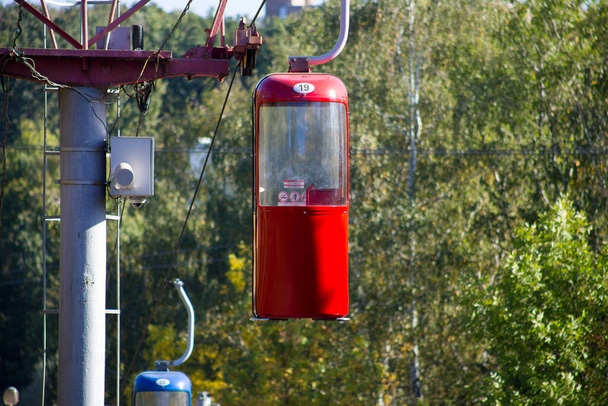 Sowiecka futurystyczna kolejka linowa w Charkowie w parku Gorky - Zdjęcie, obraz