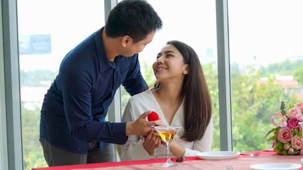 Pareja romántica dando regalo a amante en restaurante - Foto, imagen