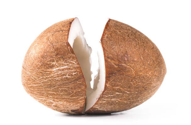 Gebrochene Kokosnuss auf weißem Hintergrund - Foto, Bild