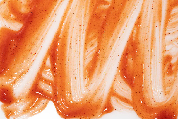 Томатний соус кетчупу на білому тлі. Плями та смуги текстури кетчупу
 - Фото, зображення