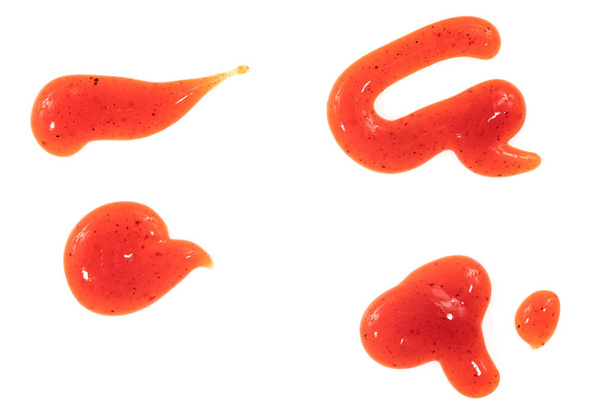Tomatenketchupsaus geïsoleerd op een witte achtergrond. Vlekken en strepen ketchup textuur - Foto, afbeelding