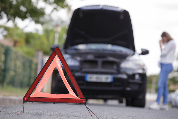 woman and triangle car accident - Foto, Bild