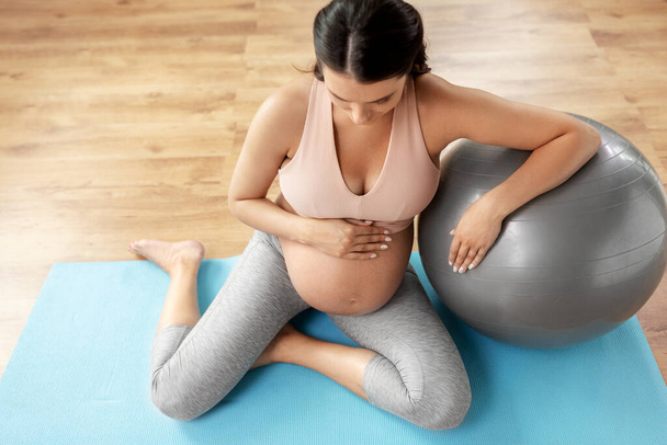 happy pregnant woman with fitball at home - Foto, Imagen