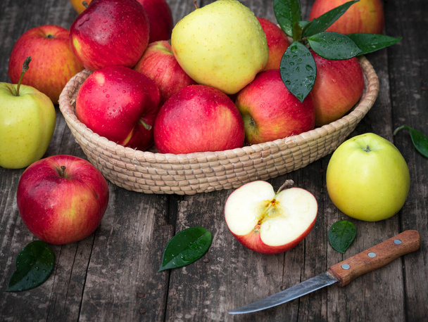Ahşap arkaplanda kırmızı elmalar - Fotoğraf, Görsel