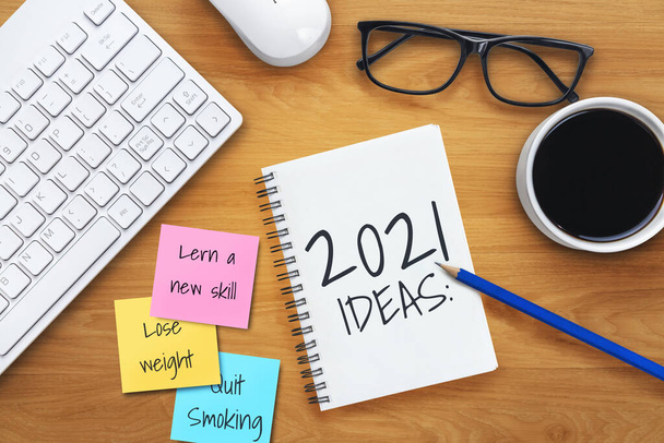 2021 Happy New Year Resolution Goal List - Business office desk s notebookem napsaným rukopisem o plánování výpisu novoročních cílů a předsevzetí. Změna a koncepce odhodlání. - Fotografie, Obrázek