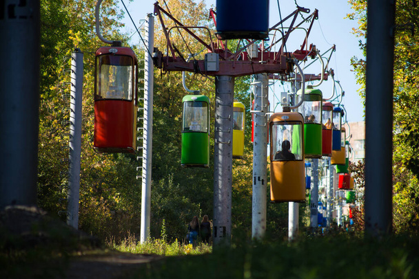 Sowiecka futurystyczna kolejka linowa w Charkowie w parku Gorky - Zdjęcie, obraz