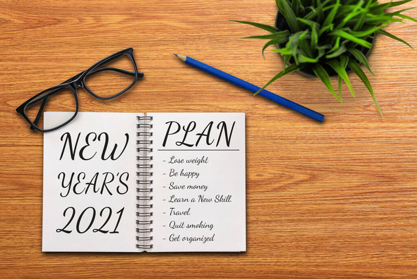 2021 Happy New Year Resolution Goal List - Bureau d'affaires bureau avec cahier écrit à la main sur la liste de plan de nouveaux objectifs de l'année et le réglage des résolutions. Changement et concept de détermination. - Photo, image
