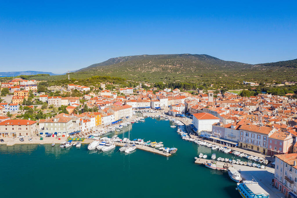 Vista panorámica del casco antiguo de Cres en la isla de Cres, mar Adriático en Croacia - Foto, imagen