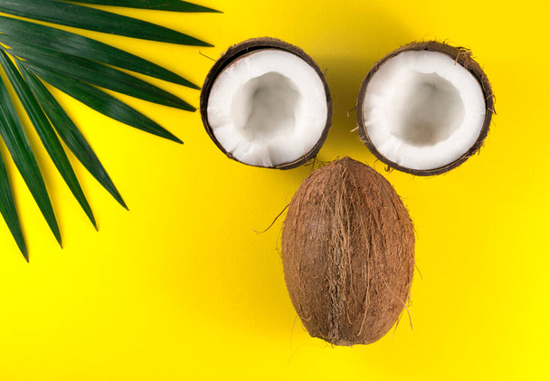 coconuts on wooden background - Valokuva, kuva