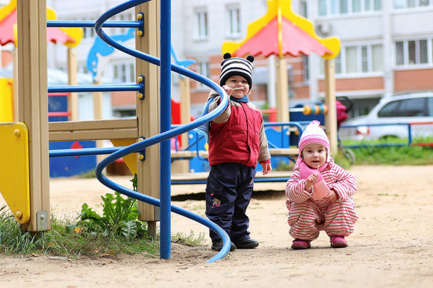 Les enfants de la rue jouent sur l'aire de jeux - Photo, image