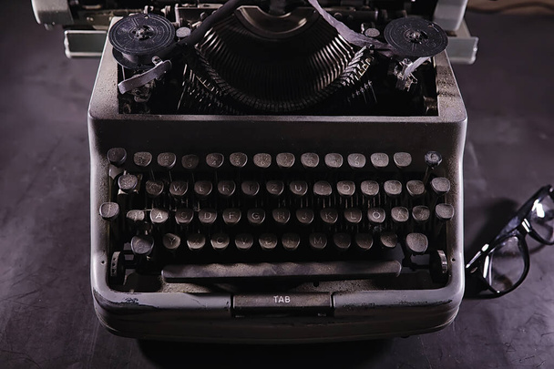 Stare narzędzie dziennikarskie. Retro maszyny do pisania. Pisarz jest w pracy. Przypieczętuj powieść. Koncepcja dziennikarza. - Zdjęcie, obraz