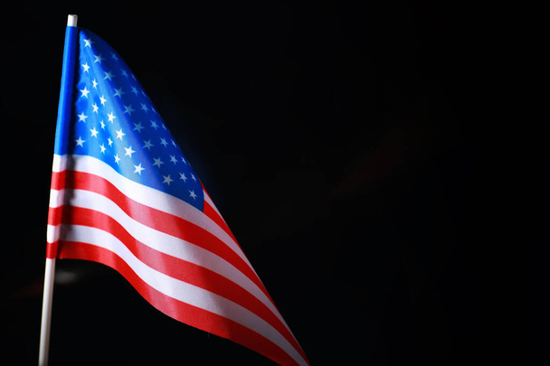 A diplomáciai kapcsolatok fogalma. Az Amerikai Egyesült Államok és az Orosz Föderáció zászlaja. Szankciónyomás a politikában. - Fotó, kép