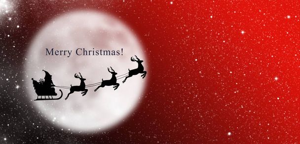 Рождественская открытка с Санта-Клаусом, оленями, санями, подарками и елкой на фоне большой луны в ночном лунном свете, звездами и снегом. Иллюстрация. Банер. - Фото, изображение