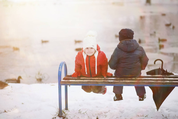 dzieci w parku zimowym bawić się ze sno - Zdjęcie, obraz