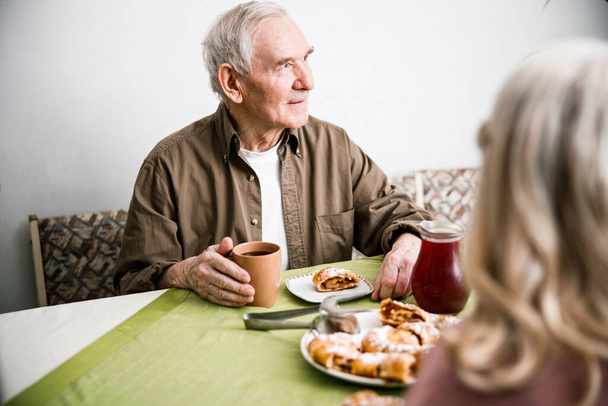 Man having breakfast with his wife - Foto, afbeelding