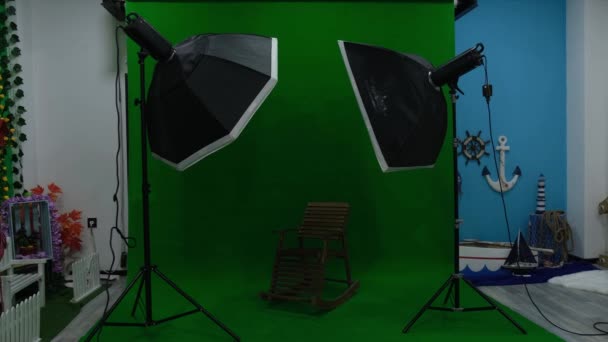 Fotó- vagy videóstúdió két hatszögletű stúdióval. Zöld képernyő és rögzített szék - Felvétel, videó