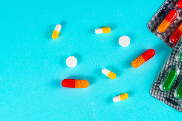 pastillas y pastillas sobre un fondo azul - Foto, imagen